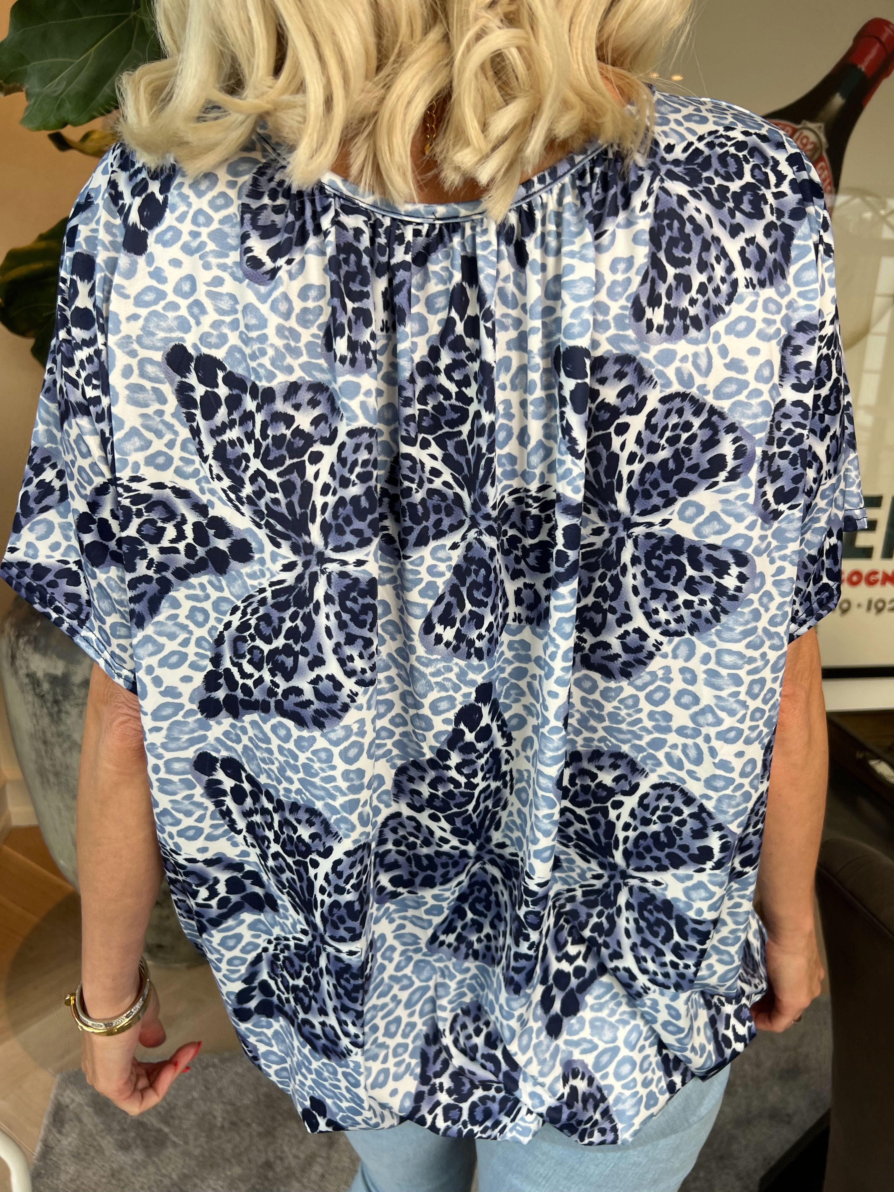 Miracle Butterfly - Plus size t-shirt med leopardtryck, fjäril och resår nedtill